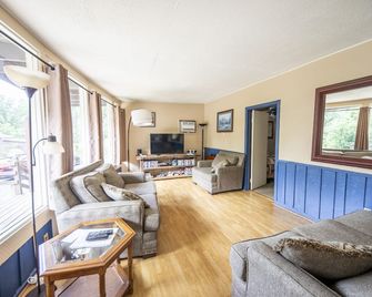 Discover serenity in our 3-bedroom cabin, 20 minutes from stunning Luray Caverns - Luray - Living room