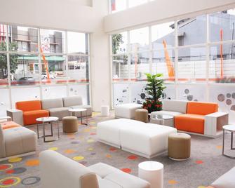 Harris Hotel & Conventions Ciumbuleuit Bandung - Bandung - Lounge