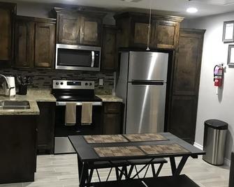 1 Queen / 4 twins/ sleeps 6 - Aransas Pass - Kitchen