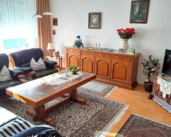 Beautiful ground floor apartment 65sqm, fully equipped with beautiful garden and terrace - Cloppenburg - Wohnzimmer