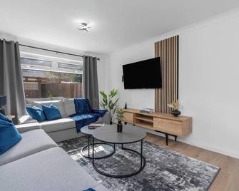 Modern Home Near To Airport Free Parking & Wifi - Uphall - Living room