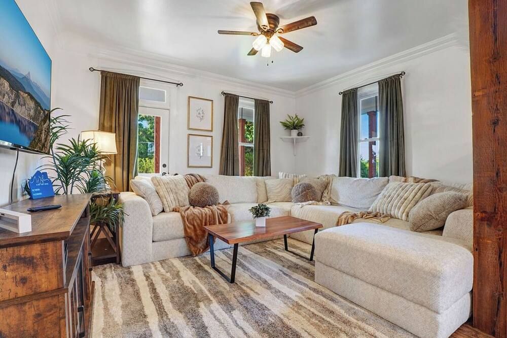 5 Bed Room with Hot tub, Fire pit & Pickle Ball Court