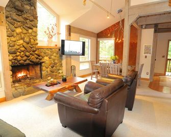 Rustic comtemporary custom chalet 1/2 mile from ski resort - Girdwood - Sala de estar