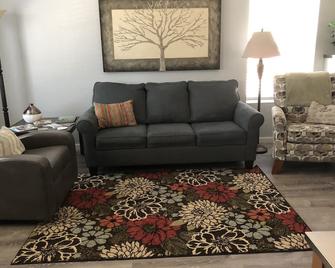 Prairie Creek Cottage 'B' -Ride SxS to trails//Fish/Creek/Kayaks - Mena - Living room