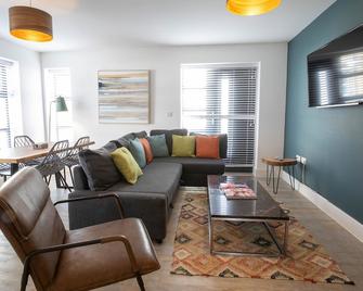 Orchard Point - Southampton - Living room