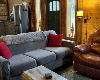 Newly Renovated Post & Beam Style Barn. - Tamworth - Living room
