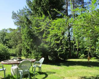 Gite in a quiet wooded setting - Céré-la-Ronde - Patio
