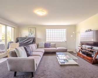 Duplex 3B2B apt in Braddon close to CITY Free WIFI two Parking spots - Braddon - Pokój dzienny