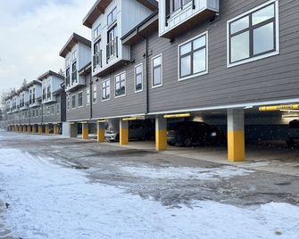 Banff Gateway Townhouse, Hot tub and BBQ - Harvie Heights - Building