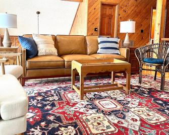 Updated lake house on beautiful Bear Creek! - Iuka - Sala de estar