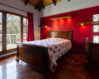 Escape the city noise in 5 minutes in a cozy green house. - Quito - Bedroom