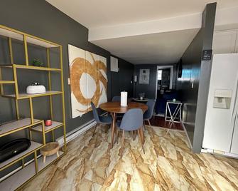 Welcome To Your Own Private Home Away From Home In Bk, Ny With Ac, Patio & Wifi - Brooklyn - Dining room