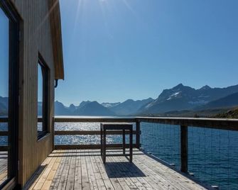 Minkfarmen: Spacious seaside cabin w/scenic view - Ramberg