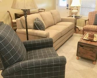 Phoenix Nest Guest Houses - Sunday House - Llano - Wohnzimmer