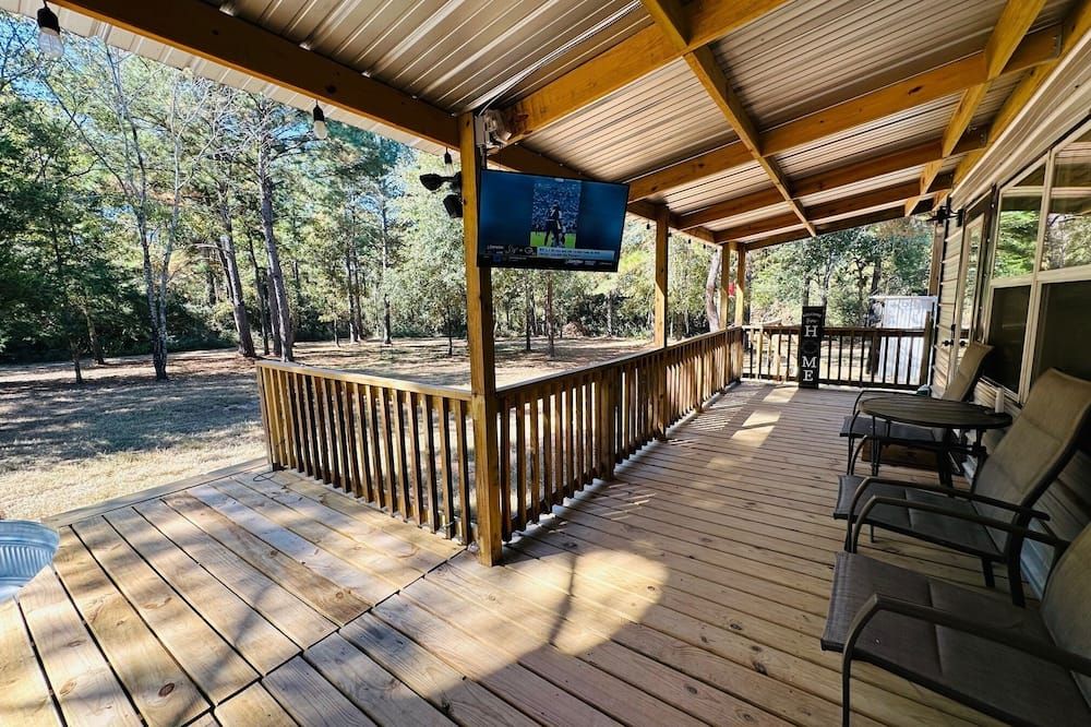 Beautiful cozy cabin on 5 secluded acres in Navasota, TX. - Navasota - Balcony