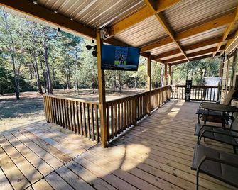 Beautiful cozy cabin on 5 secluded acres in Navasota, TX. - Navasota - Balcony