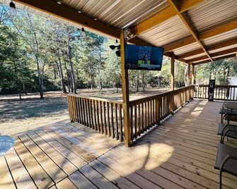 Beautiful cozy cabin on 5 secluded acres in Navasota, TX. - Navasota - Balcony