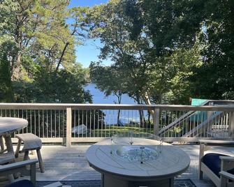 Waterfront on Lake! 6 bd, 2 bth. Central Air. Huge Deck. Paddle boat! - Falmouth - Balcony