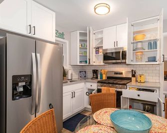 The Sunshine House: Breezy Beach Unit! - Michigan City - Cucina