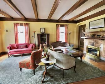 The Marshall House - Niagara Falls - Living room