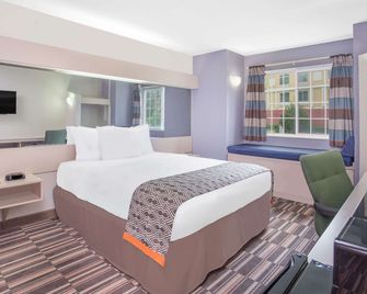 Microtel Inn & Suites by Wyndham Appleton - Appleton - Bedroom