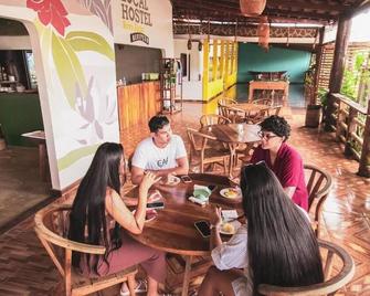 Local Hostel Novo Airão - Novo Airão - Restaurant