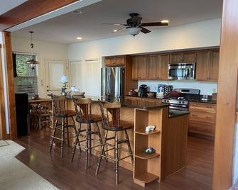Skaneateles Lakehouse - Directly On Gorgeous Skaneateles Lake-Pet-Friendly - Moravia - Kitchen
