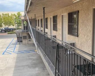 Hi Rise Motel - Lynwood - Balcony