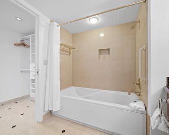 Huge 2br 3ba Ocean Front Condo by Cozysuites - Atlantic City