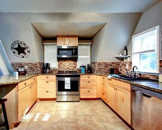ATH - Lake House -2 miles to public access. `A` frame - Woodstock - Kitchen