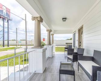 Cheerful 2-bedroom home with free parking/Wi-Fi - Tampa - Balcony