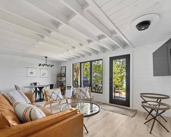 Beachfront cottage on the Ottawa River - Pembroke - Living room