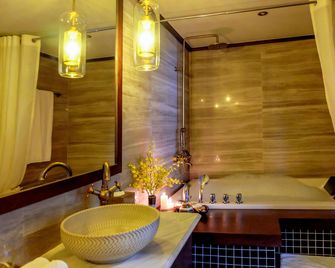 Almanity Hoi An Resort & Spa - Hoi An - Bad