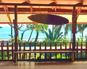 Tortuguero Adventures Beach House - Tortuguero - Balcón
