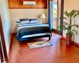 Waterfront 2 bed Cabin Suite w/ Fire-pit and patio! - St Joseph - Bedroom