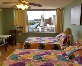 Charming Studio In Waikiki - 2 Full Size Beds, Free Wi-Fi - Honolulu - Bedroom