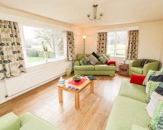 Broadhay - Hope Valley - Living room