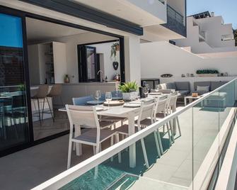 A New Luxury Vila located in Salema- Sleeps 6/8 - 8 mins walk to the beach - Salema - Balcon