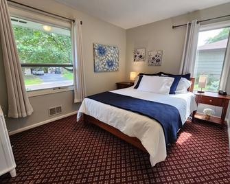 Beautiful New Luxury Retreat Near Downtown Minneapolis - Golden Valley - Bedroom