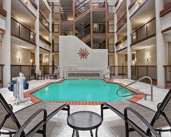 Hilton Garden Inn San Antonio Airport - סן אנטוניו - בריכה