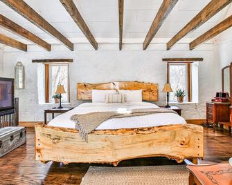 Romantic Stone Cottage Circa 1869-75 acres to Hike - Leesburg - Bedroom