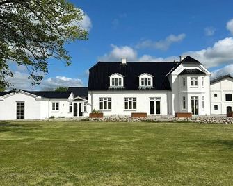Estate in calm nature - Soro