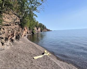 Tofte Superior Lakefront 2br | Beach Access | Near Lutsen | Hiking | Ev Charger - Tofte