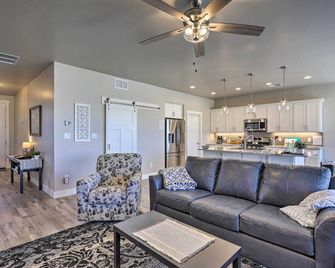 Family-Friendly Grand Junction House w/ Patio - Grand Junction - Living room