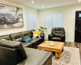 Charming 3-bedroom brand new house near campus! - Los Angeles - Living room