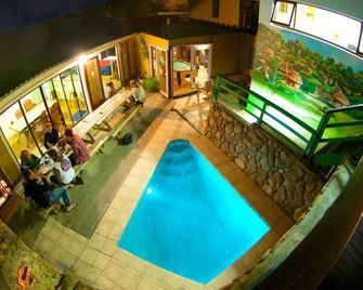 آيلاند فايب كنيسنا هوستل - كنيسنا - حوض السباحة