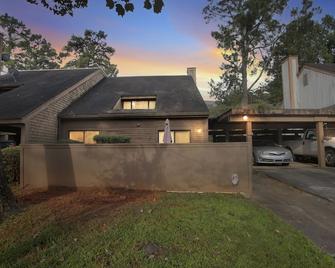 Centrally Located 4br Stonecrest Condo 4 Bedroom Condo by RedAwning - Lithonia - Building