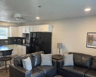 Lakefront Condo on Flathead Lake - Polson - Living room