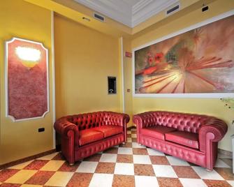 Hotel Tito Serrano' - Melito di Porto Salvo - Wohnzimmer