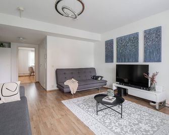 Spacious 1BR Downtown Apartment with Private Balcony - Jyväskylä - Olohuone